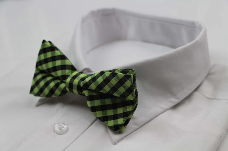 Men's tie with vintage-inspired design for office wear-Mens Green & Black Checkered Cotton Bow Tie