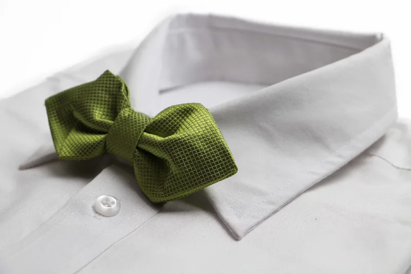 Men's tie with subtle patterns for smart-casual look-Mens Light Green Diamond Shaped Checkered Bow Tie